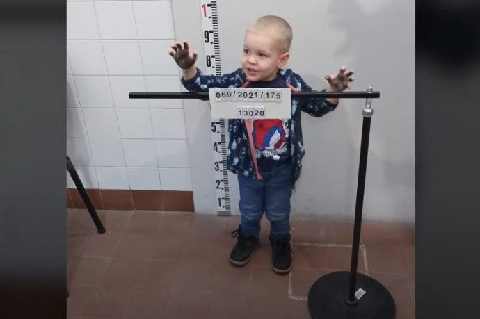 Gengszterkedhetett egy kicsit a hároméves kisfiú a rendőrök jóvoltából