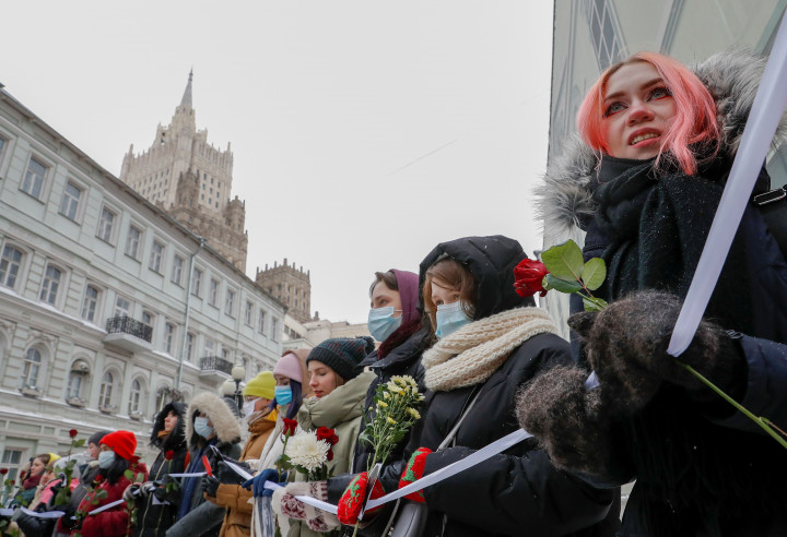 Moszkvai tüntetők élőlánca a letartóztatott nőkért – Fotó: Evgenia Novozhenina / Reuters