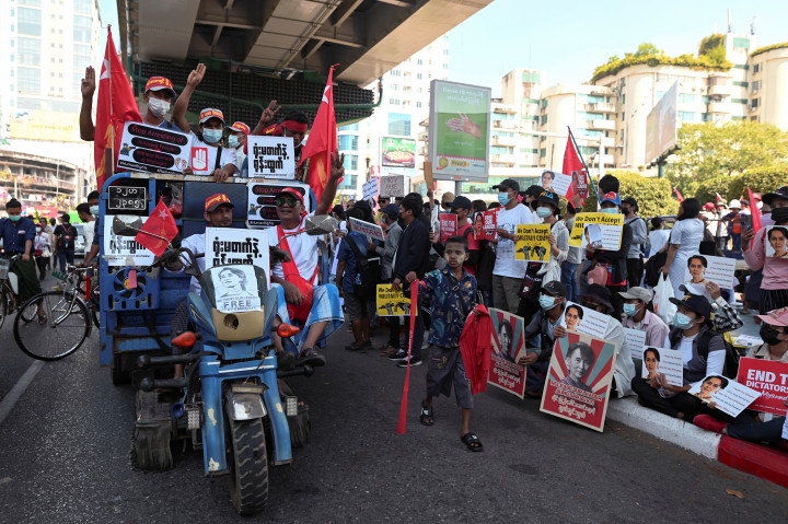 Tüntetők Rangunban február 14-én – Fotó: Stringer / Reuters