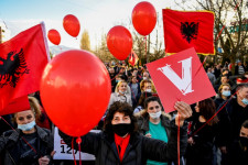 Történelmi győzelmet aratott a baloldal a koszovói választáson