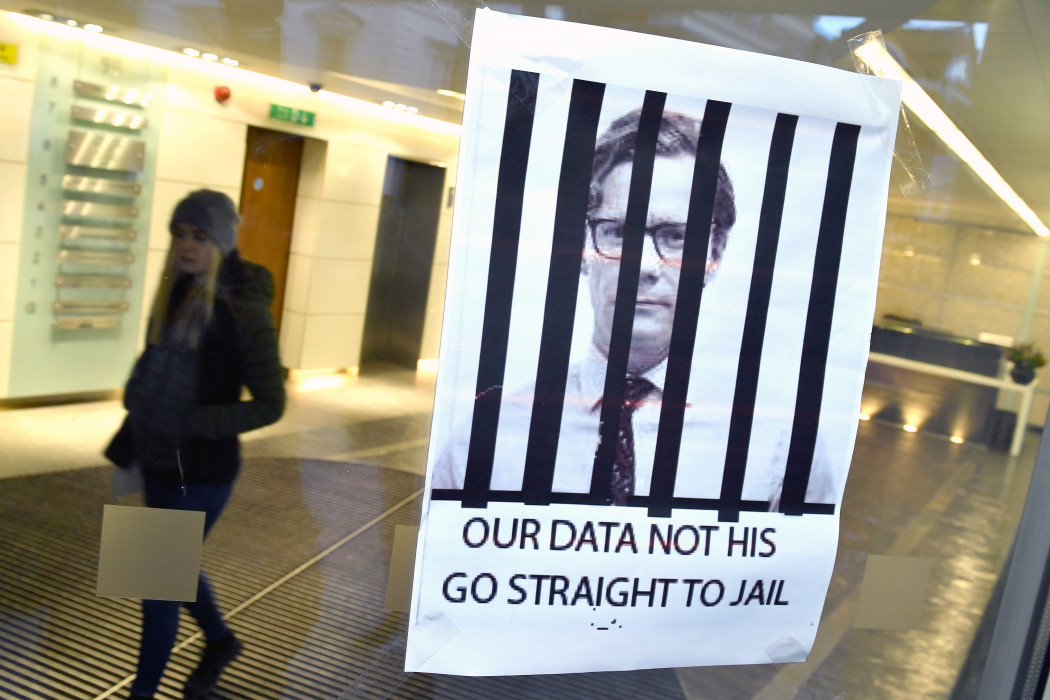 Tüntetők által felragasztott a cég vezérigazgatóját ábrázoló papír a Cambridge Analytica központjánál 2018-ban, rajta a felirat: „A mi adataink, nem az övék, irány a börtön” – Fotó: Dominic Lipinski / PA Images / Getty Images