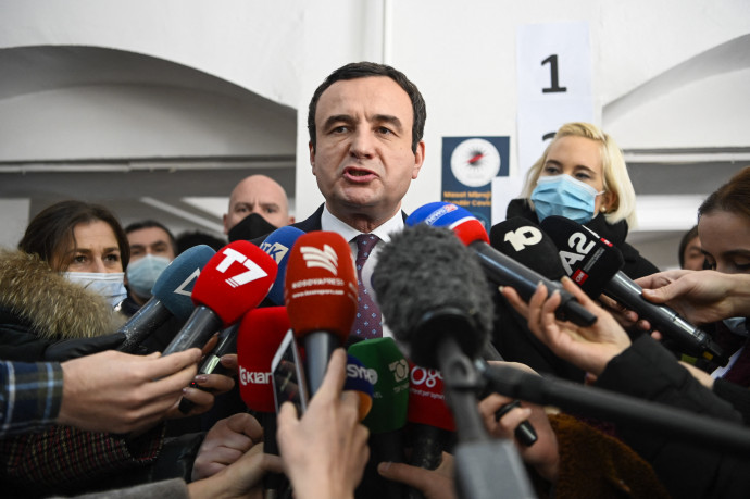 Albin Kurti és a sajtó képviselői a választás napján – Fotó: Armend Nimani / AFP