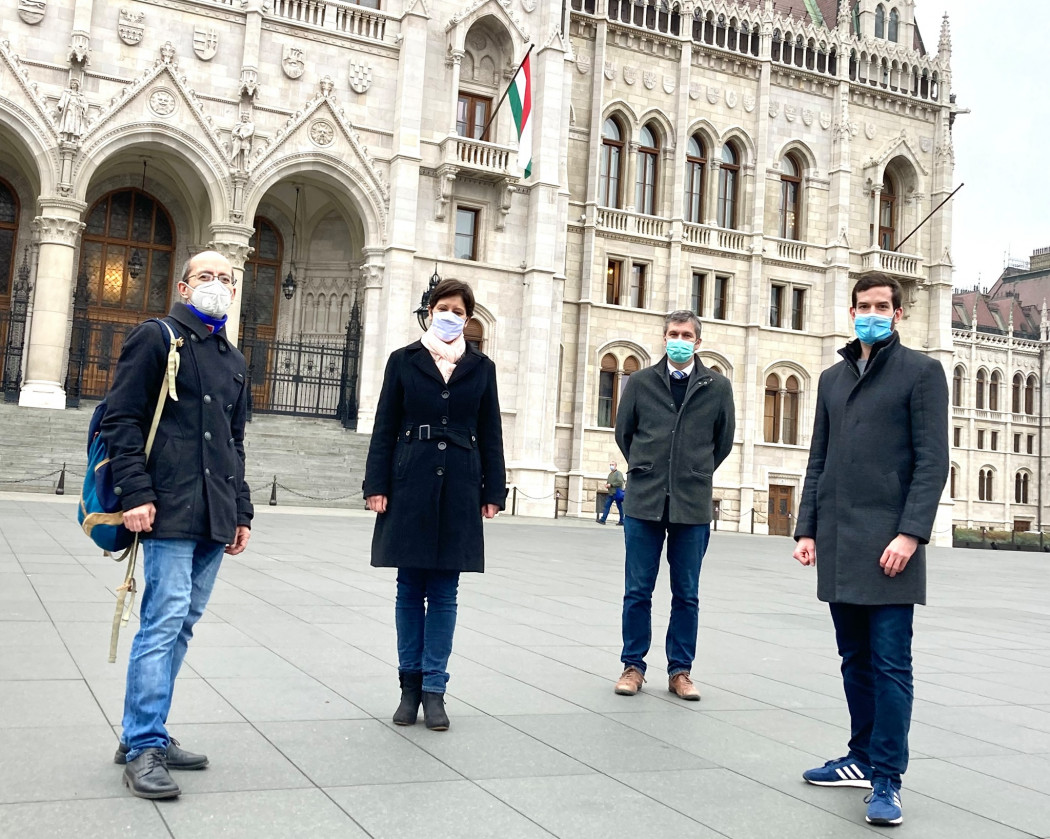 Szabó Szabolcs, Szél Bernadett és Hadházy Ákos független országgyűlési képviselők Fekete-Győr Andrással, a Momentum elnökével 2020. november 12-én, a budapesti Kossuth téren, a párt és a politikusok együttműködésének bejelentésekor – Fotó: Fekete-Győr András Facebook-oldala