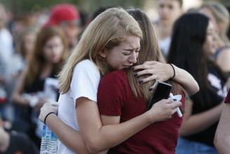 Biden szigorú fegyverreformot kezdeményez a parklandi iskolai mészárlás évfordulóján