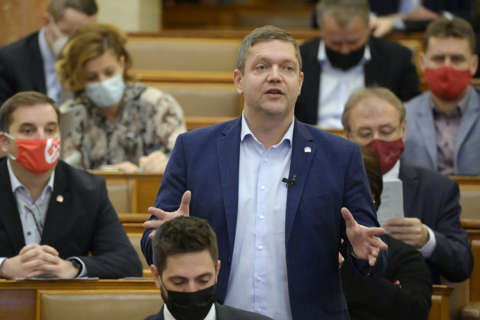 Tóth Bertalan, az MSZP frakcióvezetője reagál Orbán Viktor miniszterelnök napirend előtti felszólalására – Fotó: Koszticsák Szilárd / MTI