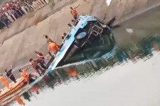 Legalább 39 ember meghalt, amikor egy 9 méter mély csatornába zuhant egy busz Indiában