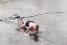 Videó arról, ahogy kiröhögik Amszterdamban az egy szál fürdőgatyában korcsolyázó férfit, aki alatt beszakadt a jég