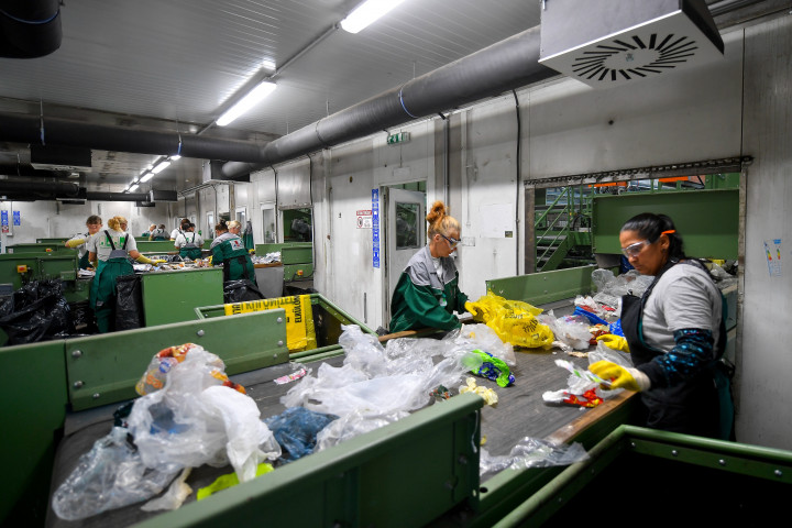 Utóválogatást végeznek a debreceni korszerűsített, szelektív hulladékok válogatására szolgáló üzemben 2019. szeptember 12-én – Fotó: Czeglédi Zsolt / MTI