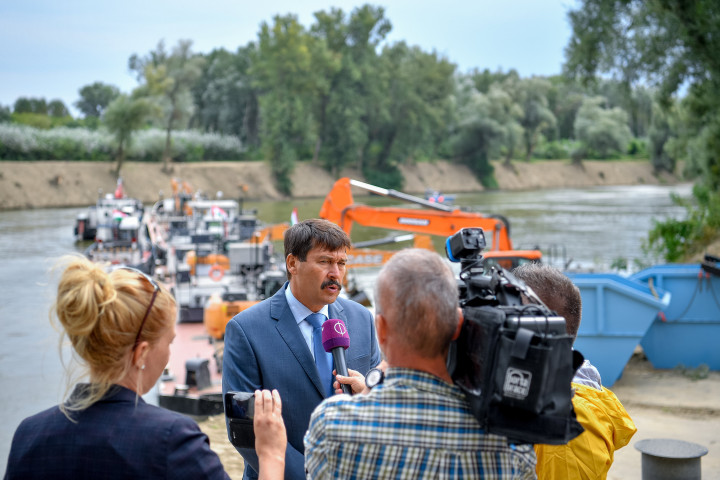 Áder János köztársasági elnök interjút ad a Felső-tiszai hulladék-mentesítési projektben résztvevő úszómű átadásán 2019. szeptember 3-án – Fotó: Czeglédi Zsolt / MTI