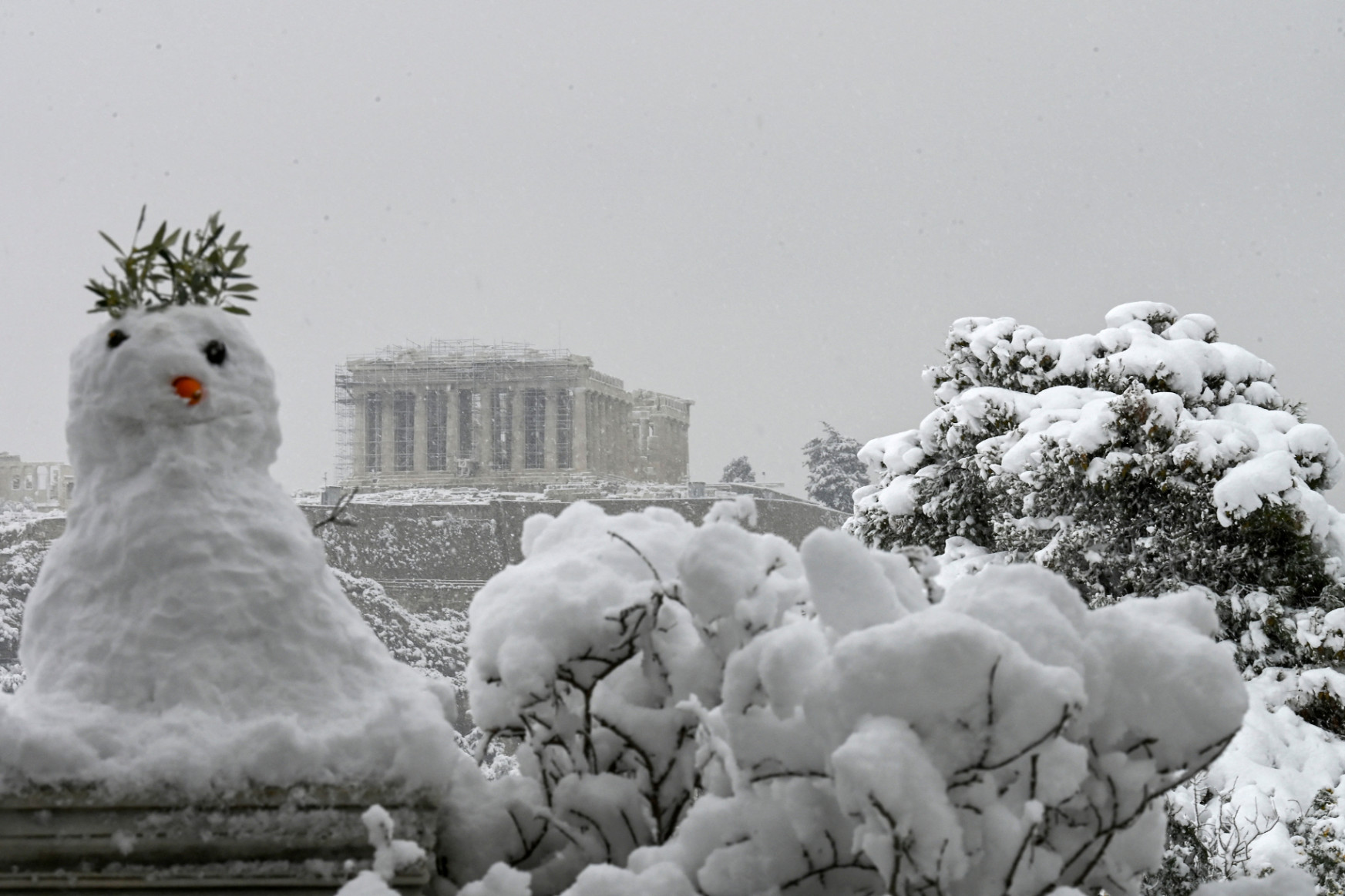 Több mint nyolcvan éve nem volt ekkora hó Athénban, leállt a város