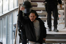 Rendőrök törték át a katalán rapper barikádját
