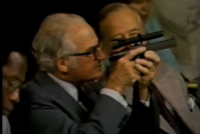 A szenátusi meghallgatáson bemutatott fegyver – Fotó: YouTube