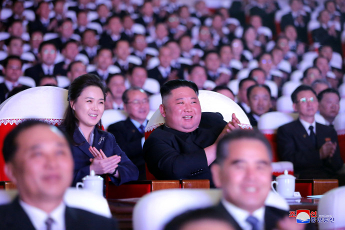 Kim Dzsongun és Ri Szoldzsu a koncerten február 16-án – Fotó: Reuters