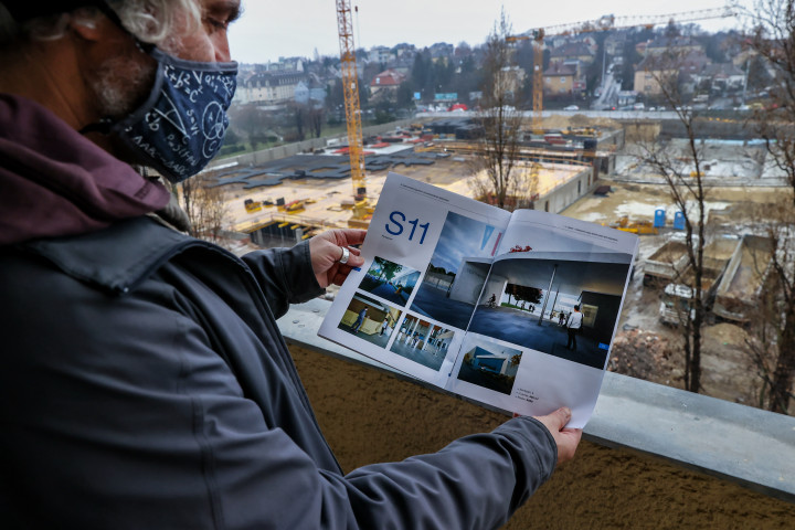 A látványterveket mutatja Falaky Zsolt, Csörsz utcai lakos erkélyén – Fotó: Huszti István / Telex