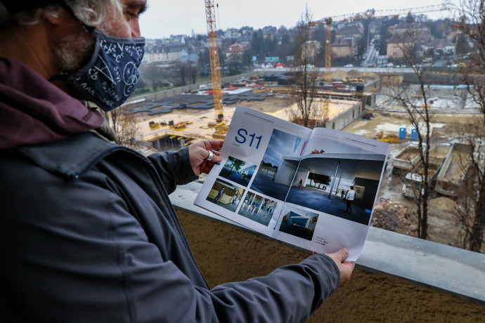A látványterveket mutatja Falaky Zsolt, Csörsz utcai lakos erkélyén – Fotó: Huszti István / Telex