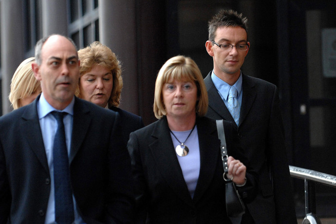 Colin Norris elhagyja a bíróságot 2007. október 15-én. Az előtérben nevelőapja és édesanyja – Fotó: Anna Gowthorpe / PA Images / Getty Images
