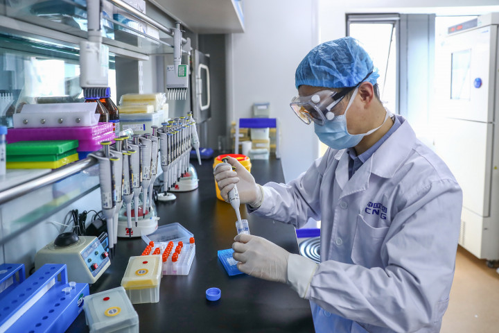 A vakcina laboratóriumi tesztelését végzi egy kutató Pekingben a Sinopharm laboratóriumában 2020 áprilisában – Fotó: Zhang Yuwei / Xinhua / AFP