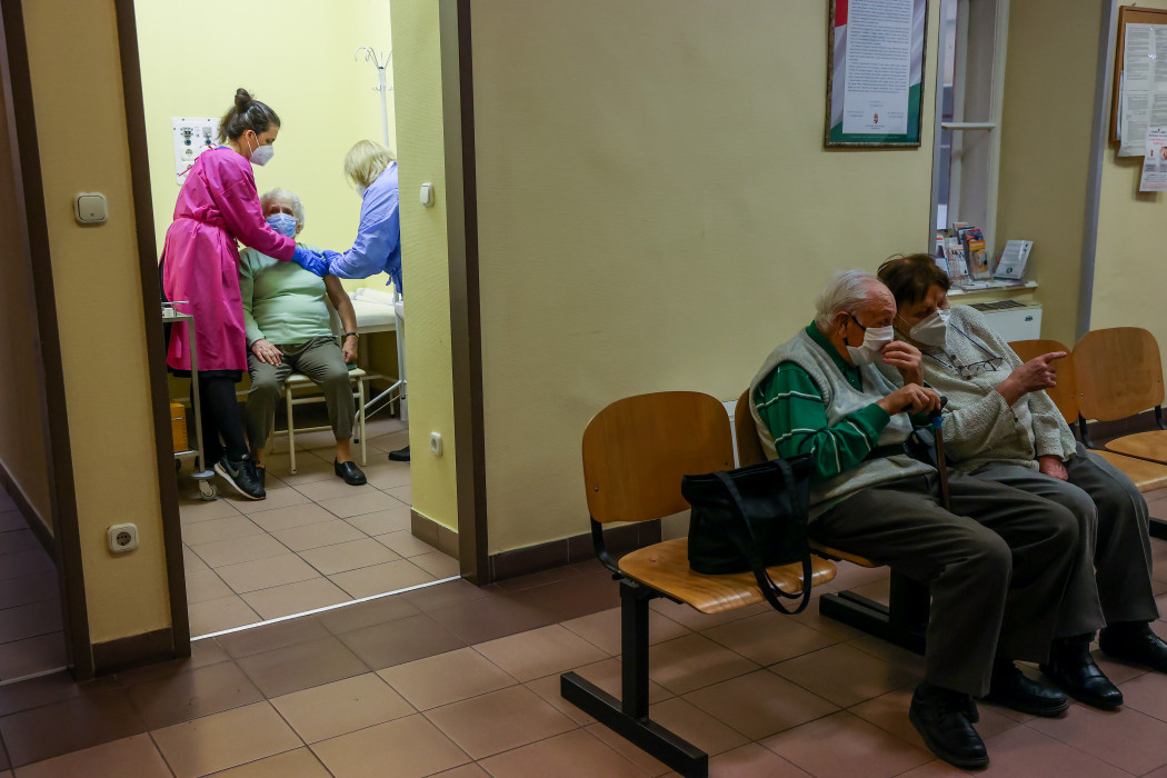 Időseket oltanak egy V. kerületi háziorvosi rendelőben 2021. február 5-én – Fotó: Huszti István / Telex