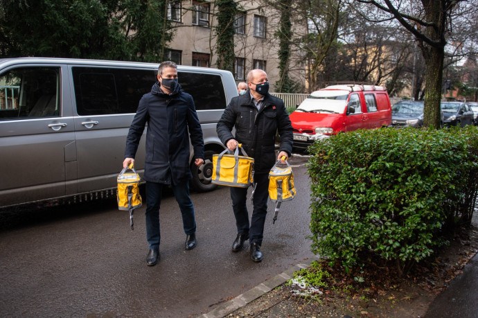 Orbán Balázs megvédte Simicskót, aki személyesen vitte ki a vakcinákat egy idősotthonba