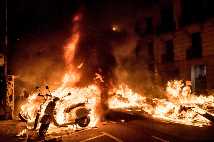 Erőszakossá váltak a letartóztatott katalán rapper miatt indult tüntetések Spanyolországban