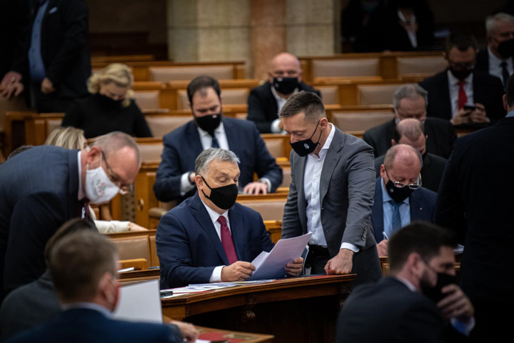 Orbán Viktor és Rogán Antal az Országgyűlés plenáris ülésén 2021. február 15-én – Fotó: Orbán Viktor / Facebook