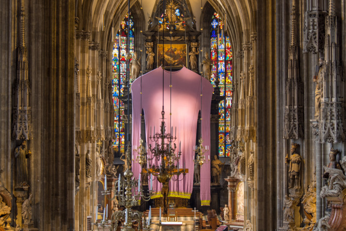 Óriási lila pulóvert húztak a bécsi Stephansdom oltárára