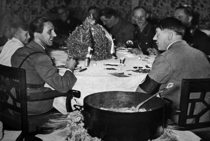 Goebbels és Hitler egy vacsorán egy ismeretlen keltezésű fotón – Fotó: Ann Ronan Picture Library / Photo12 / AFP