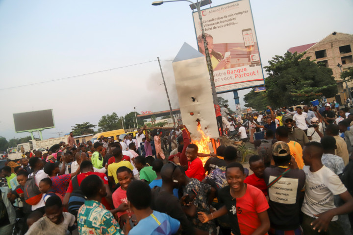 A Kinshasában felállított monolit 2021. február 17-én, a a Kongói Demokratikus Köztársaságban – Fotó: Kenny Katombe / Reuters
