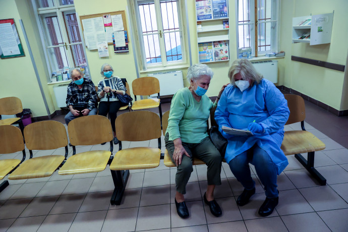 Oltásra várakozó idősek egy V, kerületi háziorvosi rendelőben 2021. február 4-én – Fotó: Huszti István / Telex