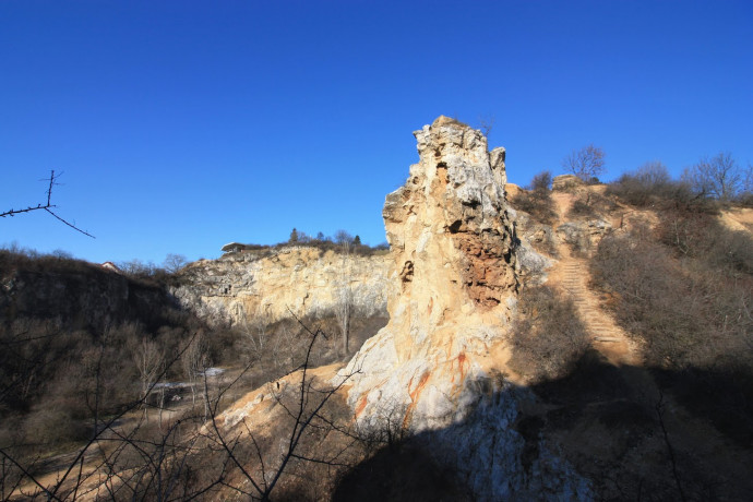 A Róka-hegy sziklái (fent) és pihenő a Nagy-Kevély felé (lent) – Fotó: Tenczer Gábor / Telex