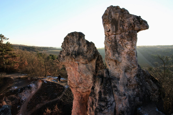 Az egri vár díszlet romjai (fent) és a Teve-szikla (lent) – Fotó: Tenczer Gábor / Telex