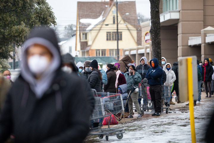 Austinban hosszú sorban várakoznak az emberek egy élelmiszer-áruház előtt 2021. február 17-én – Fotó: Montinique Monroe / Getty Images / AFP