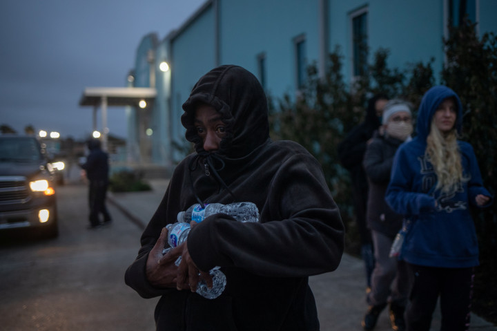 Egy nő Galvestonban, egy menedékben kapott vizes palackokkal a kezében 2021. február 17-én – Fotó: Adrees Latif / Reuters