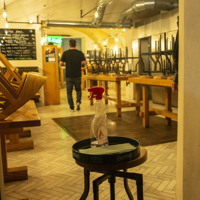 Még pár hónap lezárás, és a cégek többségbe földbe áll a leginkább érintett cseh szektorokban