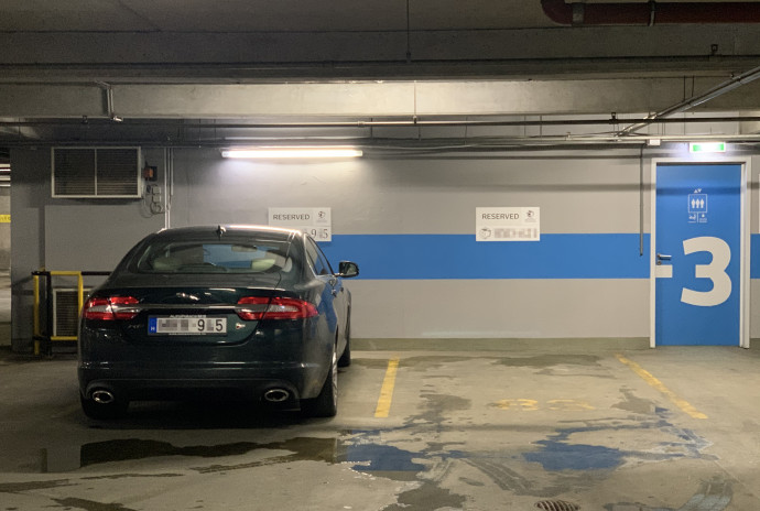 Egy Jaguár áll a két fix MKIK-logós parkolóhely egyikén a Bank Center -3. szintjén – Olvasói fotó