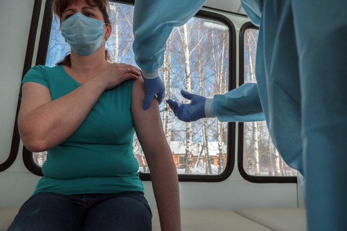 Egy nőnek adják be a Szputnyik V vakcinát Aljosino településen Oroszországban 2021. február 19-én – Fotó: Vitaly Belousov / Sputnik / Sputnik via AFP