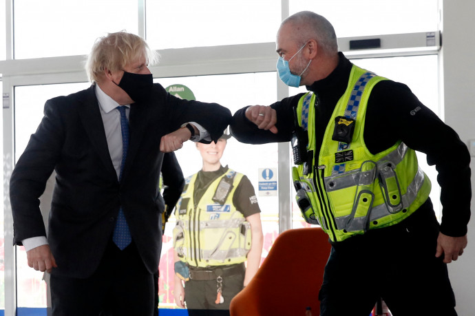 Johnson július végére minden britet beoltatna