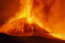 Egy kilométer magasra lövelli a lávacafatokat az Etna