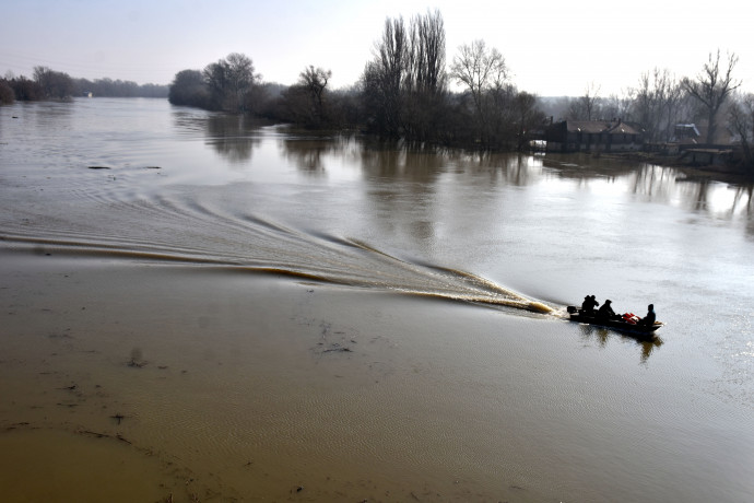 Motorcsónak közlekedik a Tisza-Zagyva torkolatnál. Fotó: Mészáros János / MTI