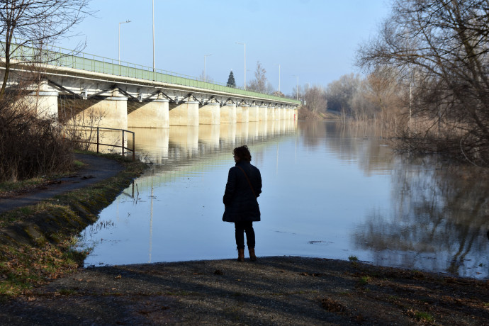 Árhullám a százlábú híd néven ismert szolnoki ártéri Tisza-hídnál. Fotó: Mészáros János / MTI