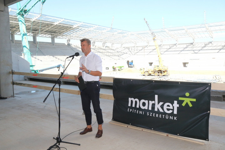 Scheer Sándor, a kivitelező Market Építő Zrt. vezérigazgatója beszédet mond a Diósgyőr labdarúgócsapatának stadionja bokrétaünnepén 2017. augusztus 14-én – Fotó: Vajda János / MTI