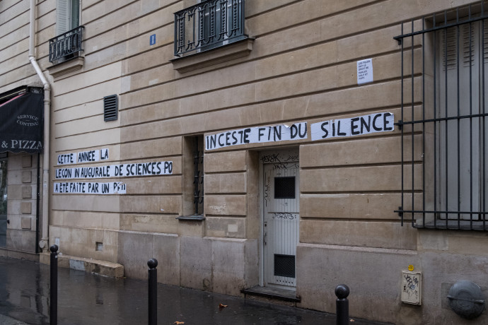 Az ügy miatt Frederick Miont és az egyetemet bíráló falragasz Párizsban 2021 januárjában – Fotó: Éverine Carreau / Hans Lucas / AFP