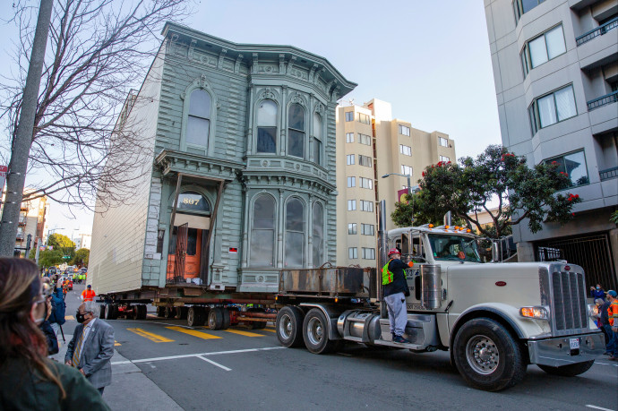 Egy kétszintes viktoriánus villát húztak át kamionnal egy új telekre San Franciscóban