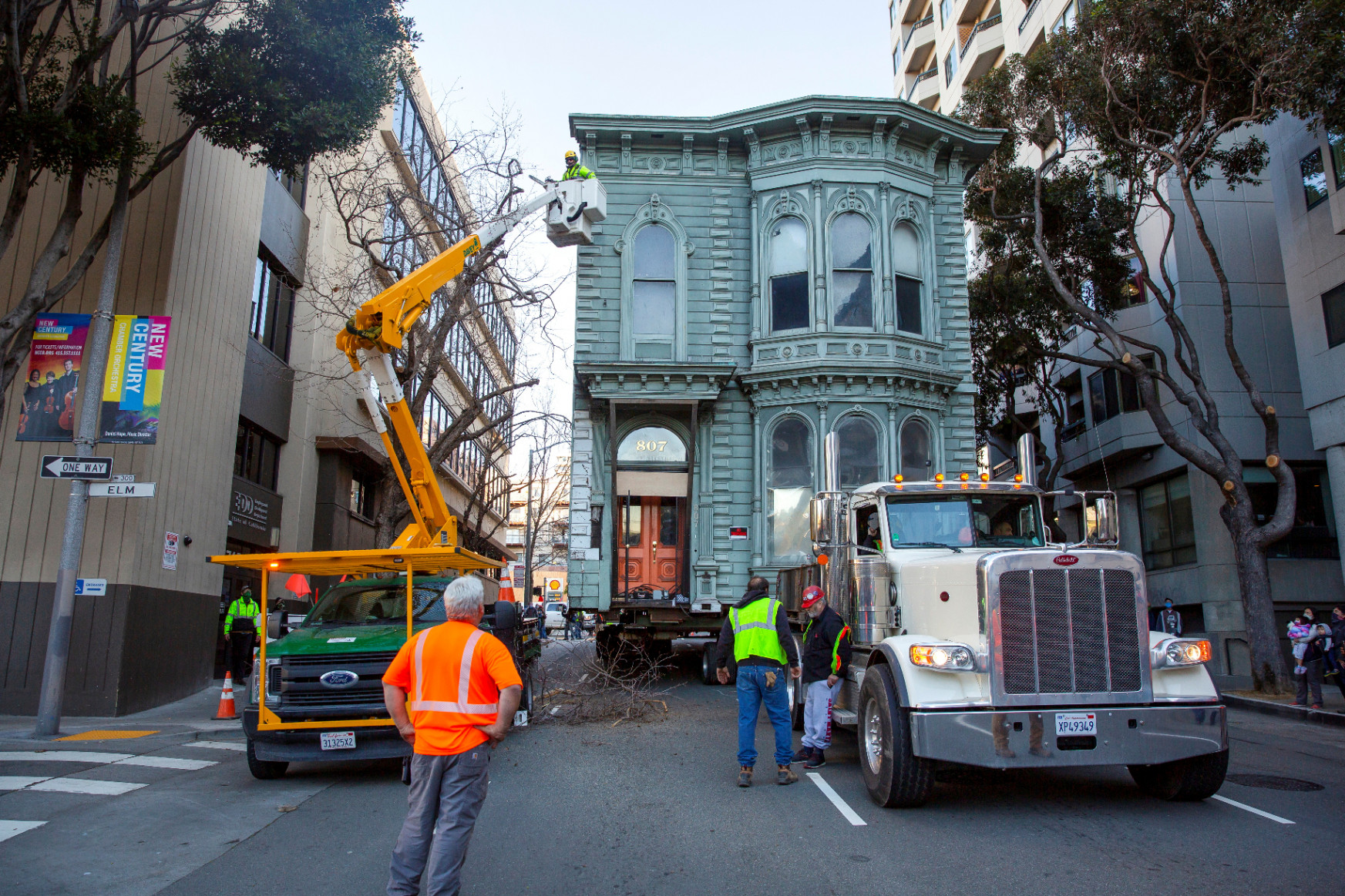 Egy kétszintes viktoriánus villát húztak át kamionnal egy új telekre San Franciscóban