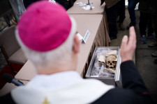 Kásler Miklós egy koponya mellett a királyi csontok vizsgálatát ígérte