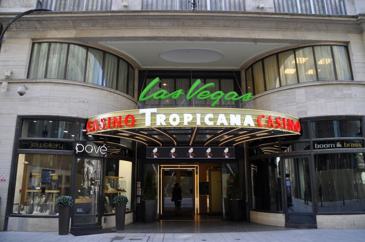 A Las Vegas Casino Tropicana Budapesten, a Vigadó utcában 2020. márciusában – Fotó: Balaton József / MTVA / MTI