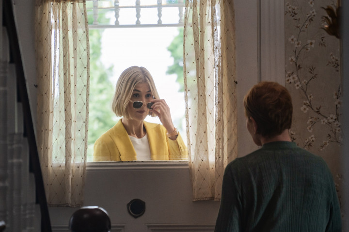 Rosamund Pike a Fontos vagy nekem című filmben – Kép: Seacia Pavao / Netflix