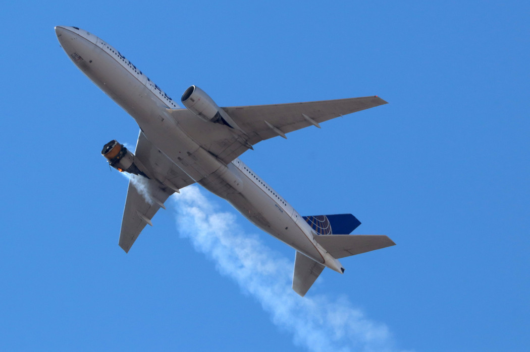 A United Airlines 328-as járata lángoló hajtóművel és 231 utassal a fedélzetén 2021. február 20-án Denver felett – Fotó: Hayden Smith/@speedbird5280/ Reuters