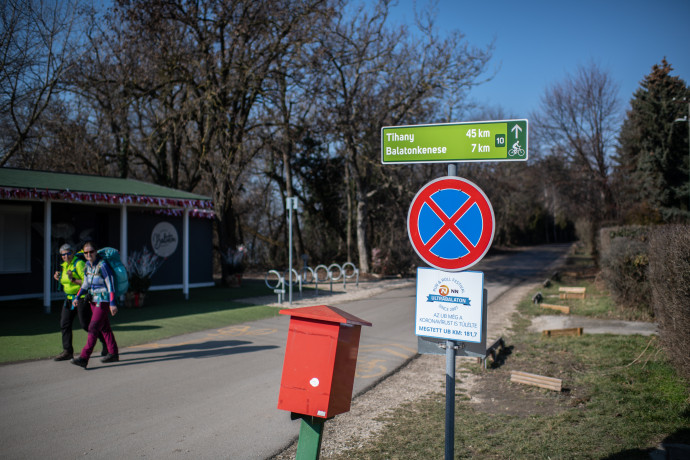 A bolt mellett megy el a Balatonkör kerékpárút. Fotó: Bődey János / Telex