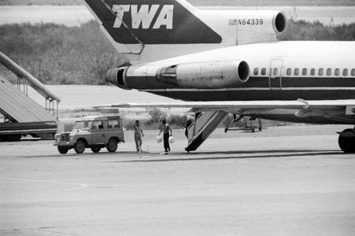 A Boeing 727-es hátsó ajtaja rendeltetésszerű használat közben. A kis helyet elfoglaló lépcső praktikus volt kis méretű reptereken. A kép egy másik hírhedt gépeltérítés során, a Trans World Airlines 847-es járatáról készült a bejrúti reptéren – Fotó: Joel Robine / AFP